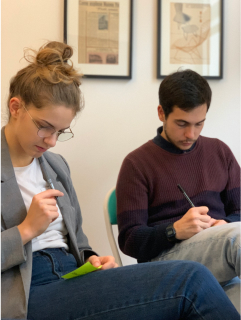 Alessia e Michael di Slooow mentre scrivono su dei post-it.