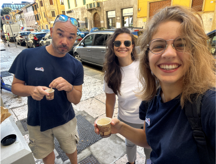 Selfie con alcuni membri di Slooow mentre bevono un caffè.