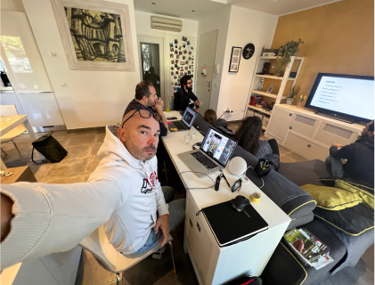 Andrea di Slooow, mentre scatta un selfie con il team al lavoro.