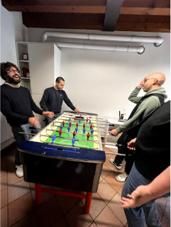 Alcuni membri del team mentre giocano a biliardino.