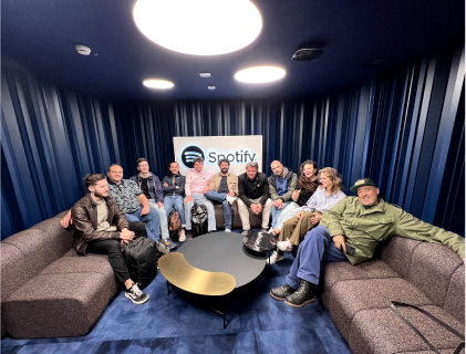 Team di Slooow in uno studio Spotify.