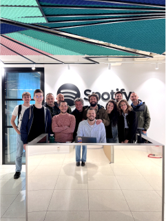 Team di Slooow in uno studio di Spotify.