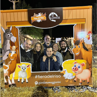 Ritratto divertente del team di Slooow alla fiera del riso.
