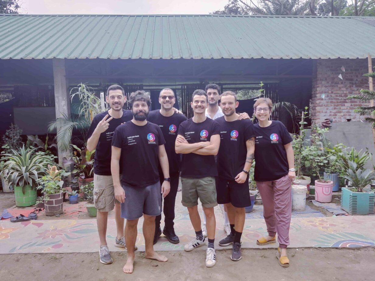 Team di Skillando sorridente durante il viaggio di volontariato in Bangladesh.