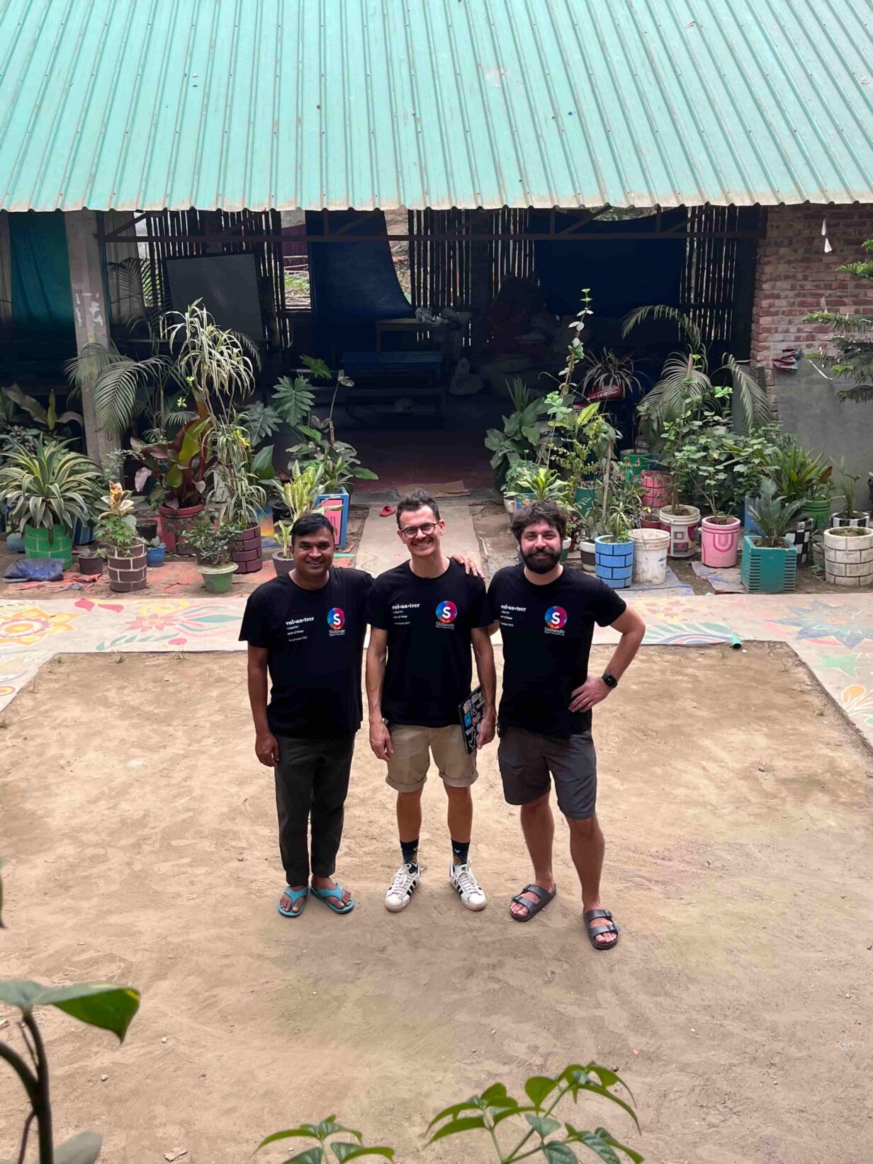 Due volontari del team di Skillando con uomo locale del Bangladesh.