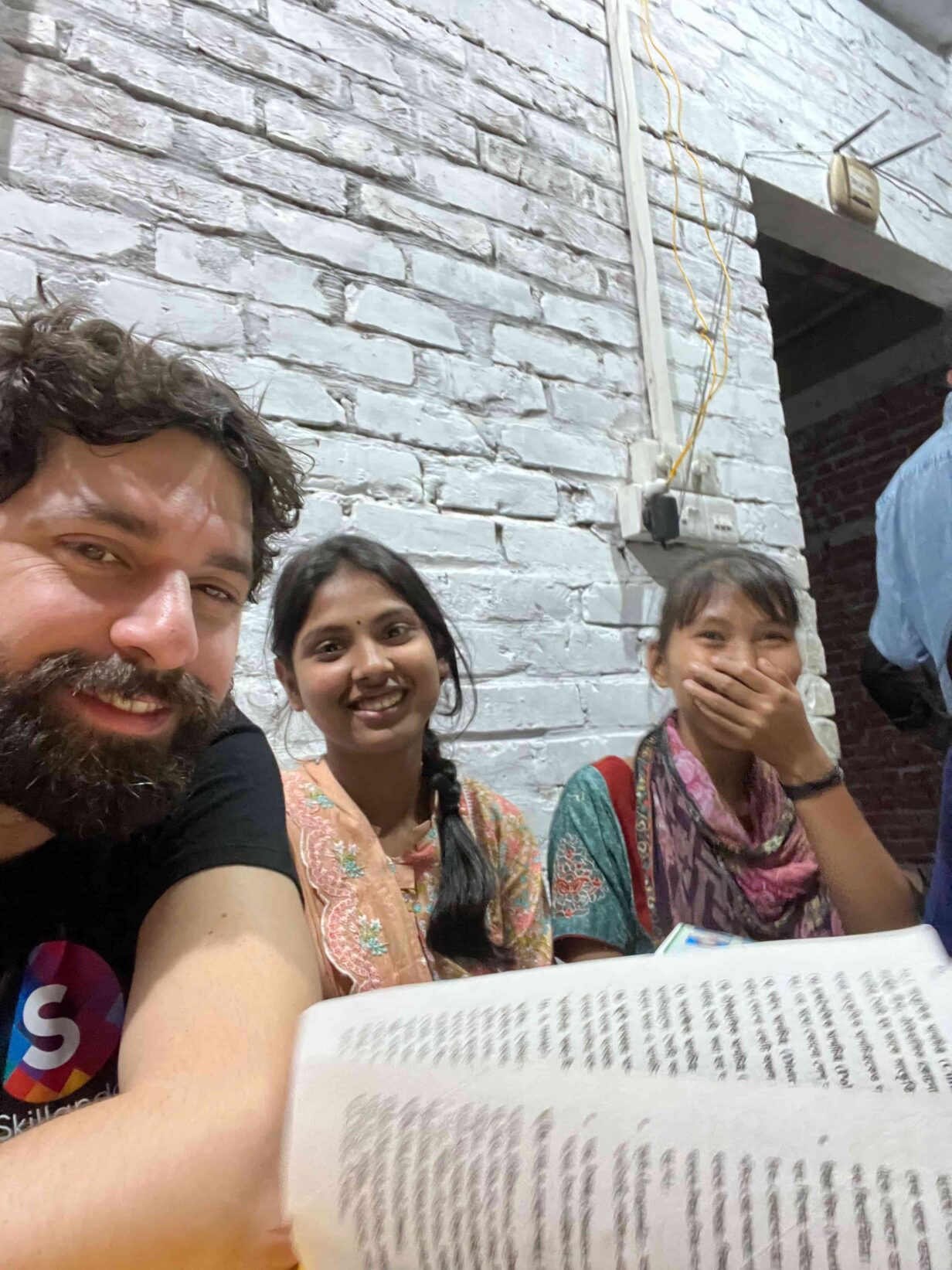 Un volontario di Skillando insieme a due ragazze del Bangladesh.