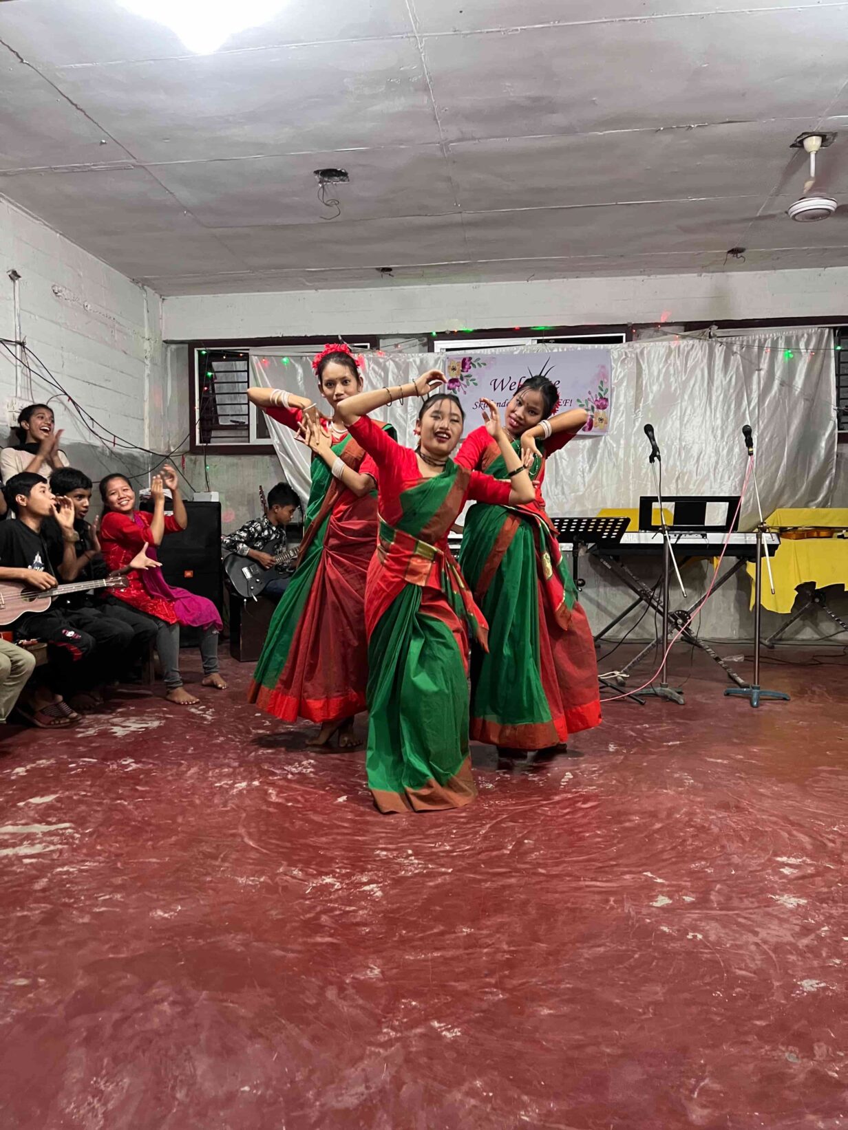 Ragazze che danzano balli tradizionali del Bangladesh.