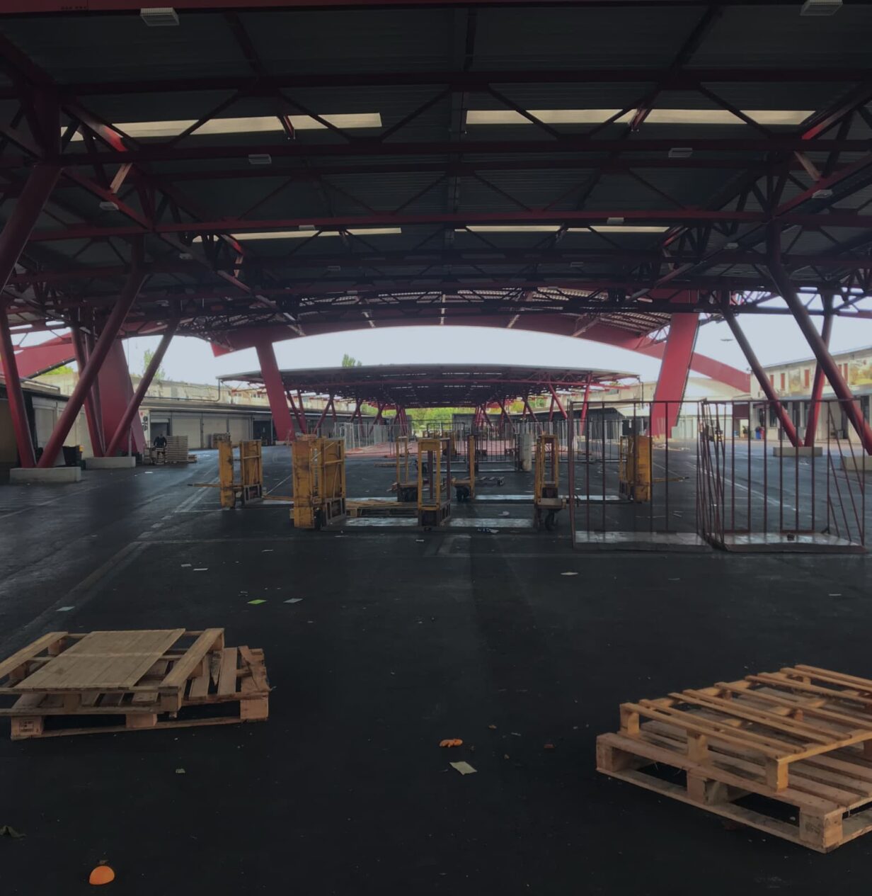 Interno del mercato ortofrutticolo vuoto.