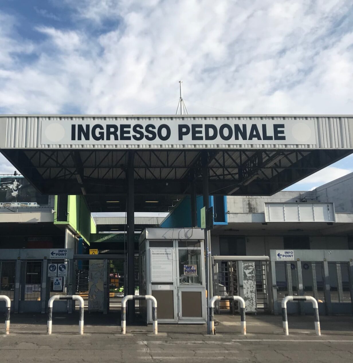 Ingresso pedonale del mercato ortofrutticolo.