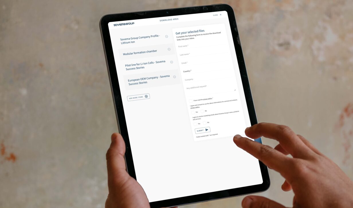 Persona che utilizza un tablet per compilare un modulo di download sul sito di Sovema Group.