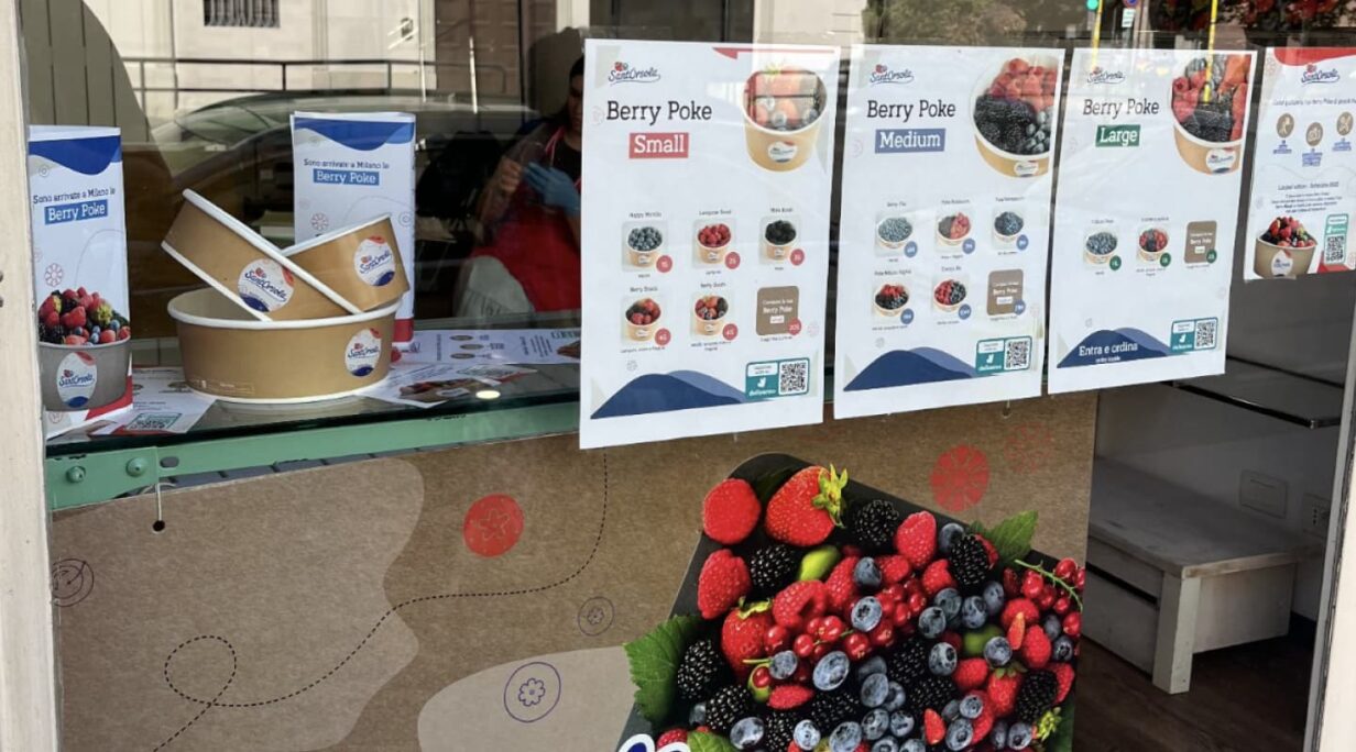 Esterno del temporary store di Sant'Orsola con locandine affisse che mostrano le diverse dimensioni delle BerryPoke.