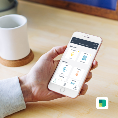 Schermata iniziale dell'app Delta Dore, con un'interfaccia intuitiva che mostra lo stato della casa con icone per luci, riscaldamento e sicurezza.