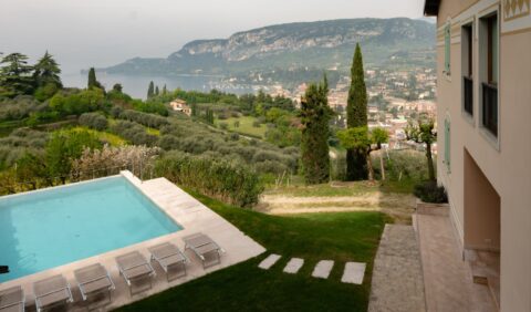 Domus - Riorganizzare la comunicazione di brand. Panoramica dalla balconata che mostra la piscina e le montagne sullo sfondo.