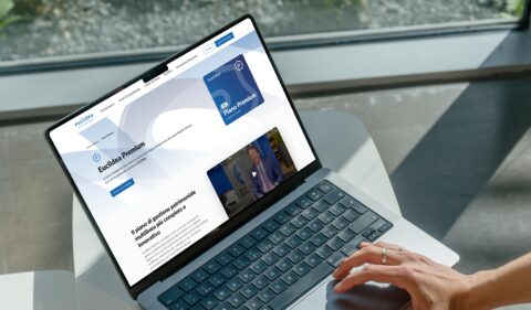 Persona che utilizza un computer con il sito web di Euclidea Premium aperto sullo schermo, mostrando informazioni sulla gestione patrimoniale.