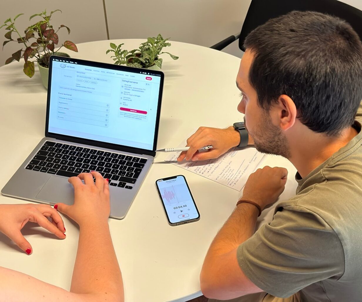 Due persone al tavolo conducono i primi usability test del sito su un computer.